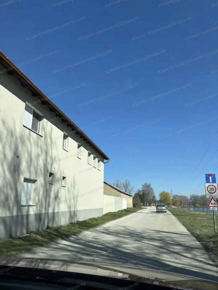Garázs Kiadó , Oroszlányi járás, Dunántúl