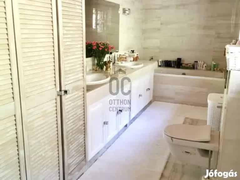 Kishutai elado felujitott ko csaladhaz 3 apartmannal