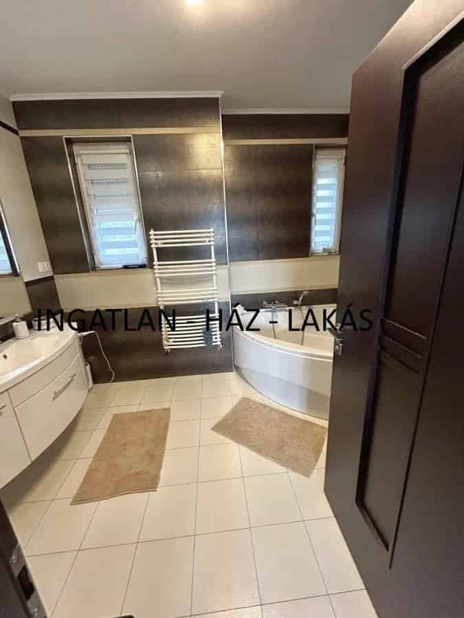 Ház Kiadó , Dunakeszi járás, Közép-Magyarország