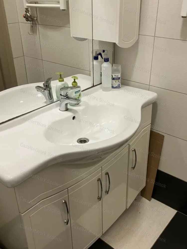 Szolnoki Utcai Bejáratos Üzlethelyiség Eladó