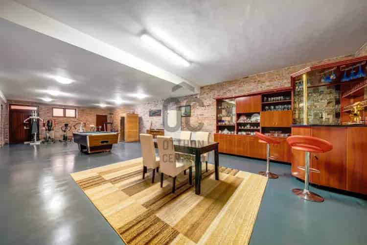Gödöllői Luxusvilla Eladó - Saját Tóval és Medencével