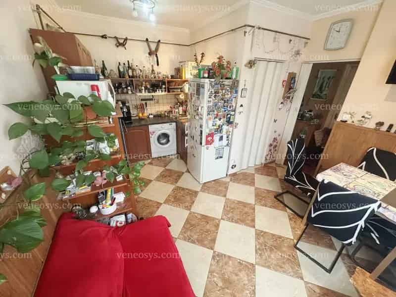 Erkélyes lakás jó helyen!