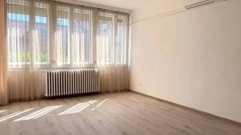 Az I. kerületben, Buda egyik legjobb részén egy és félszobás, erkélyes kislakás kiadó!