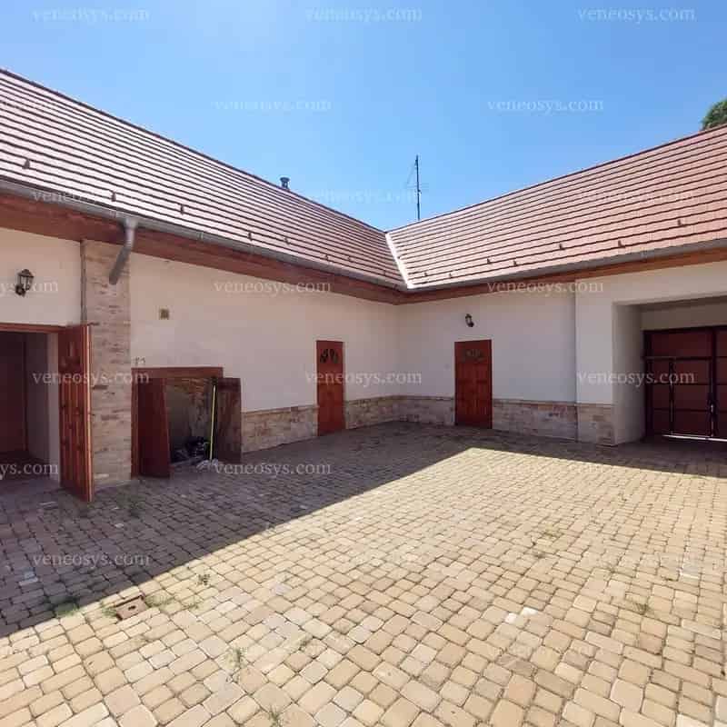Esztergom patinás városrészén eladó 180 m2-es ingatlan