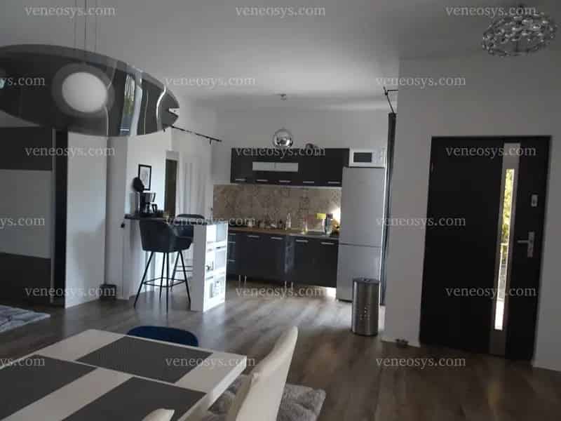 Korszerű, új építésű szép, panorámás nyaraló nagy teraszokkal, megfizethető áron!