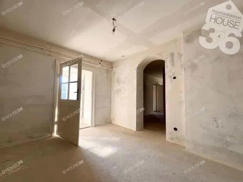 Két családi ház 7323 m2-es telken