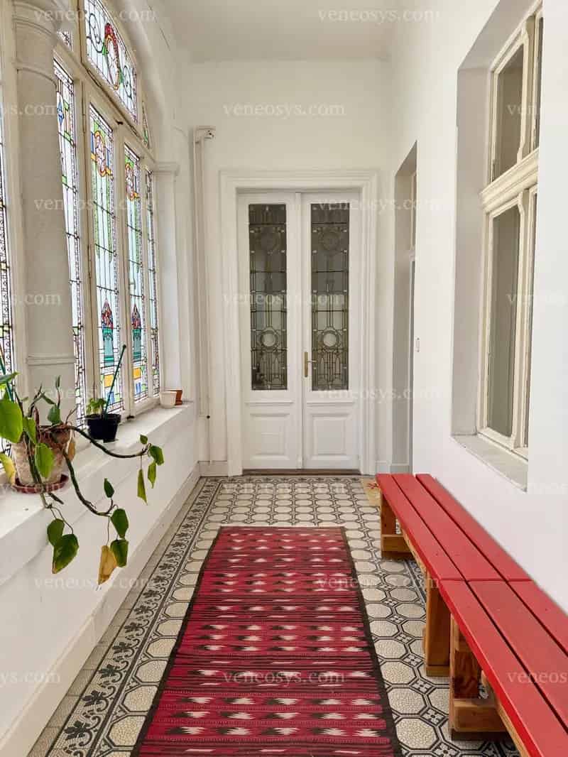Eladó nagypolgári lakás szecessziós ólomüveg ablakokkal – Budapest, VIII. kerület, József utcában.