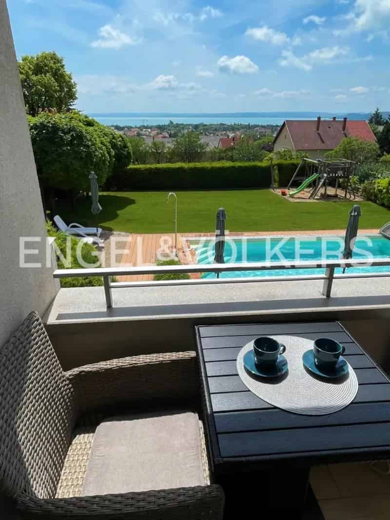 Panorámás villa a Balaton északi partján
