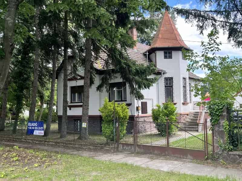 Kivételes nyaraló Fonyód-Alsóbélatelepen – két szintes, toronnyal, páratlan elhelyezkedéssel!