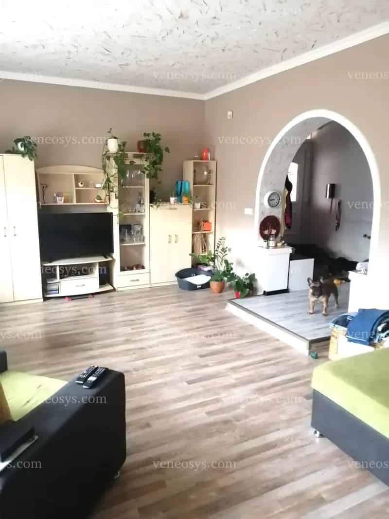 Bekecsben kínálunk eladásra egy jó állapotban lévő emeletes családi házat.