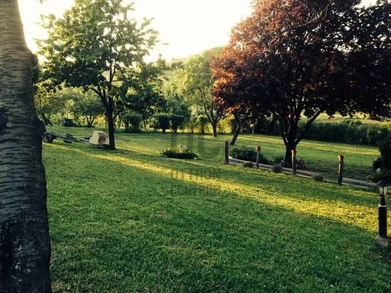 Szekszárd Gesztenyés dülő 2606 m2 kert 49 m2 ház felújítandó