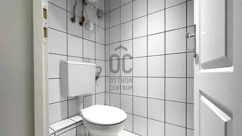Szekszárdi eladó üzlethelyiség apartmanokkal UZ016296