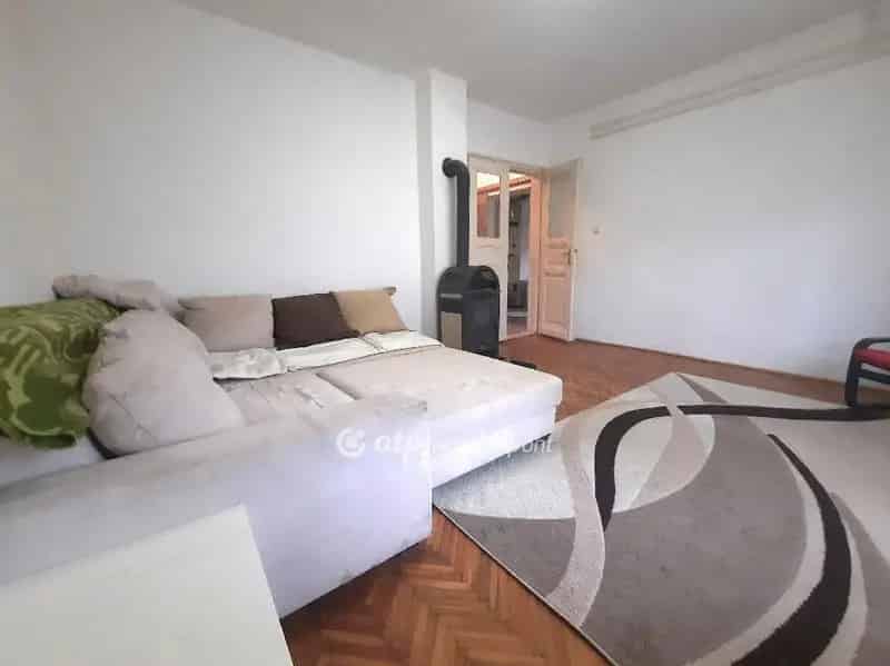 89 7 m2-es családi ház Szolnokon 754 m2 telken