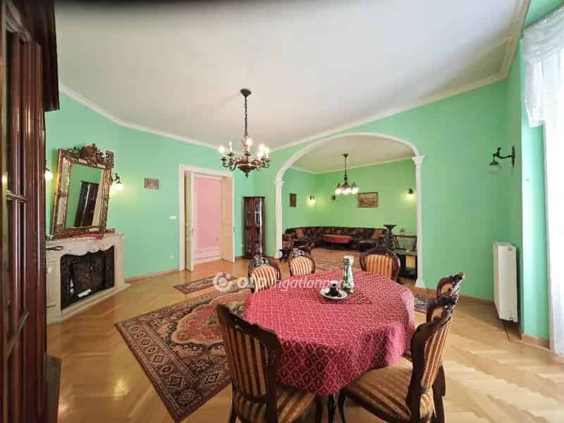 Ház Kiadó , Budapest, Közép-Magyarország