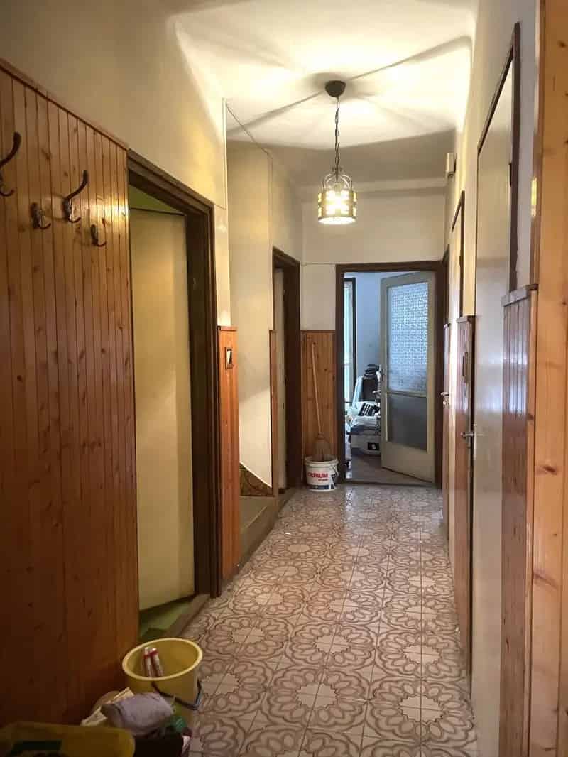 Ház Kiadó , Vác, Közép-Magyarország