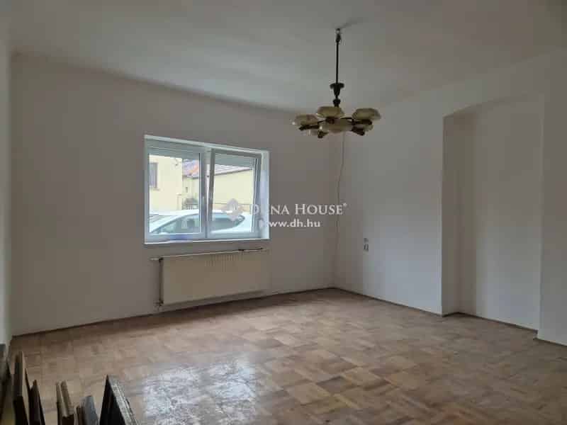 Ház Eladó , Üröm, Közép-Magyarország