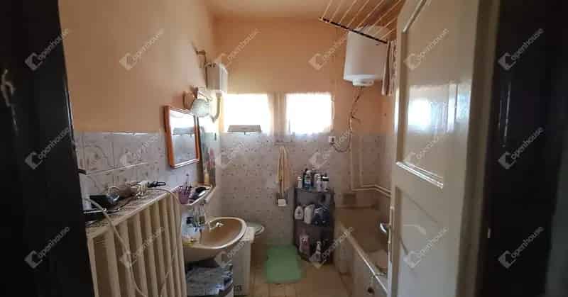 Szászvári családi ház eladó - 2 szoba, melléképületek, garázs