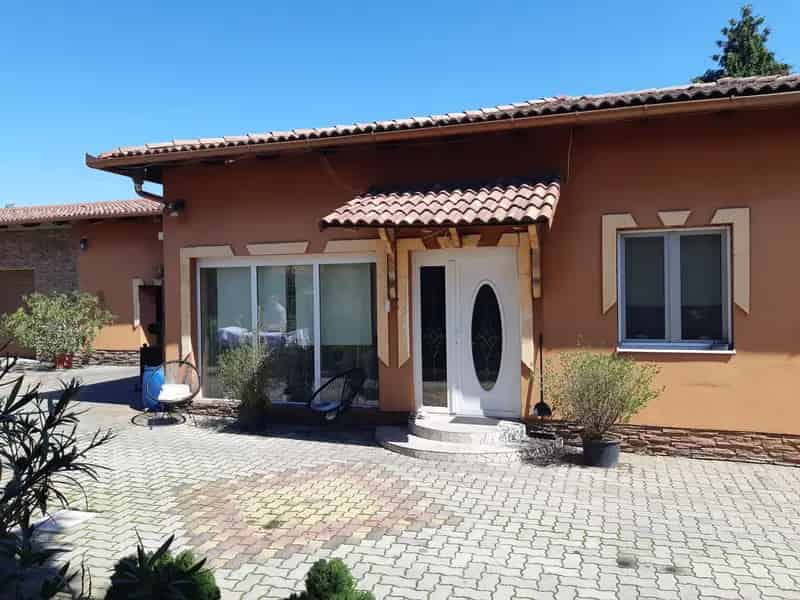 Dunaújvárosban, 140 m2, 3 szobás, igényesen felújított családi ház ,dupla garázzsal eladó.