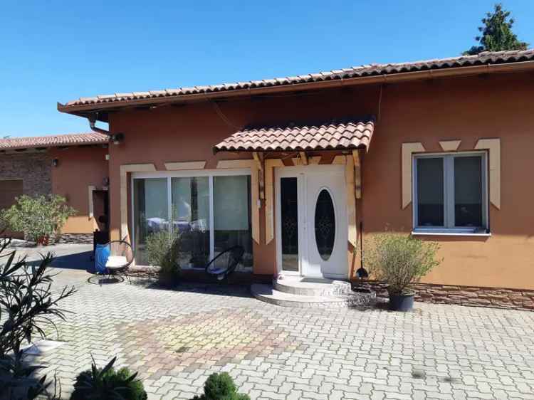 Dunaújvárosban, 140 m2, 3 szobás, igényesen felújított családi ház ,dupla garázzsal eladó.