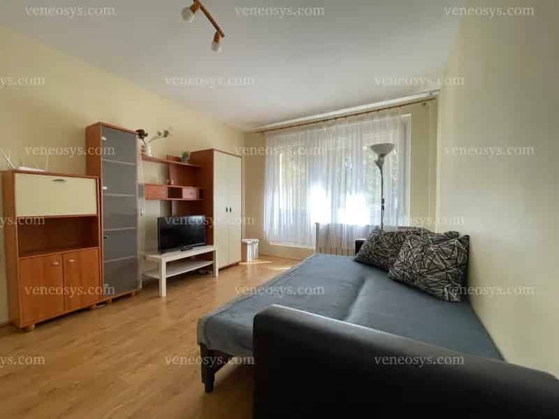 Pakson 52 nm-es földszinti lakás kiadó.