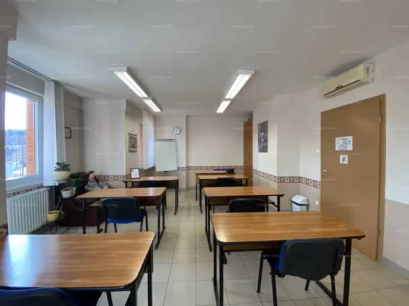 Miskolcon a Széchenyi Negyedben található, első emeleti 177 nm-es iroda kiadó!