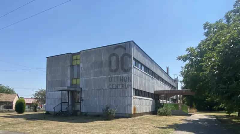 Hajdúszoboszlói eladó kereskedelmi ingatlan, UZ014837
