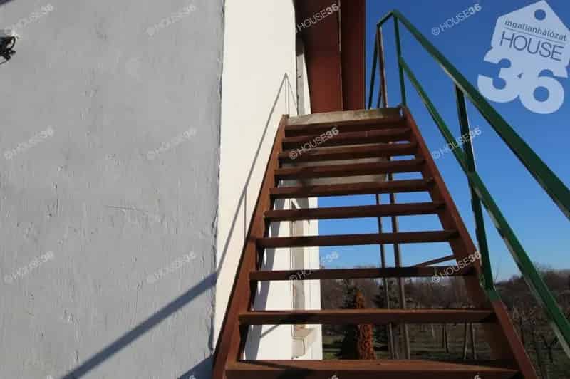 3 szintes téglából épült ház Selymesben 5464nm telken