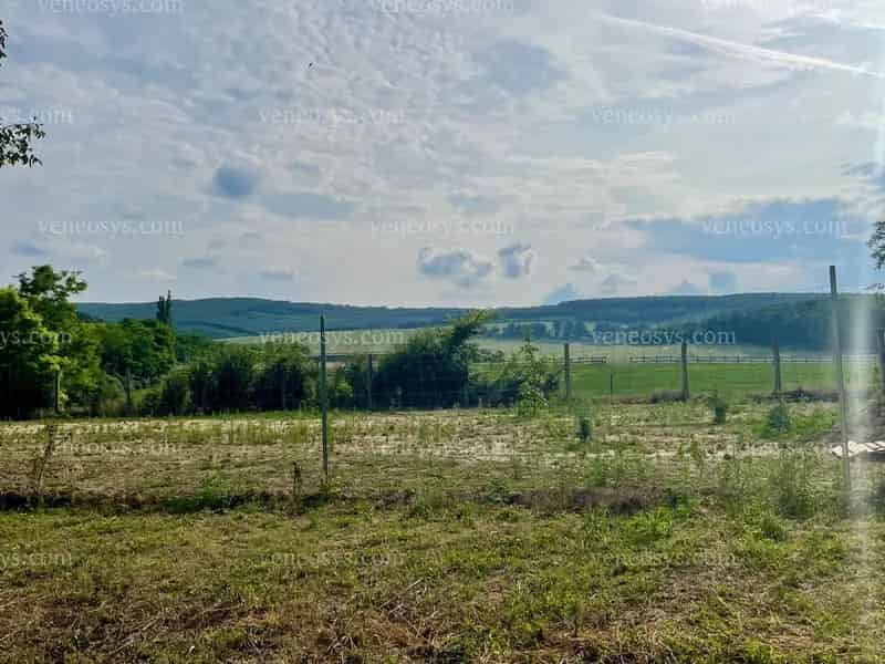 BALATONTÓL pár kilométerre, kiváló elhelyezkedésű területet kínálunk eladásra Kerekiben!