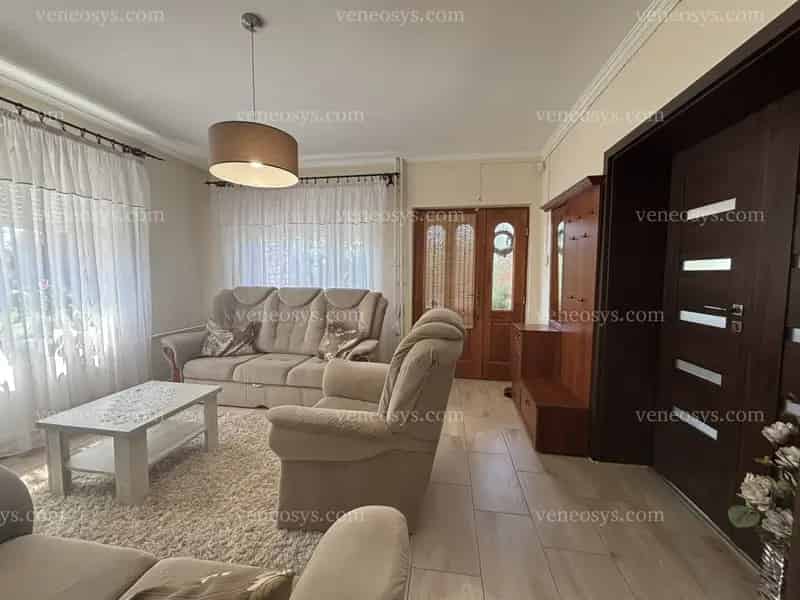 Eladó igényesen felújított, 4 szobás családi ház Halmaj kedvelt, csendes utcájában.