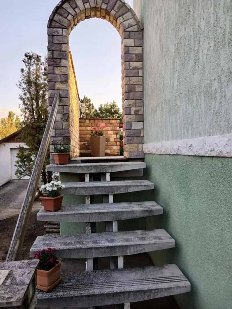 Ház Kiadó , Veresegyház, Közép-Magyarország