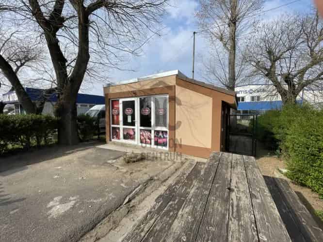 Szekszárdi eladó kereskedelmi ingatlan, UZ018450