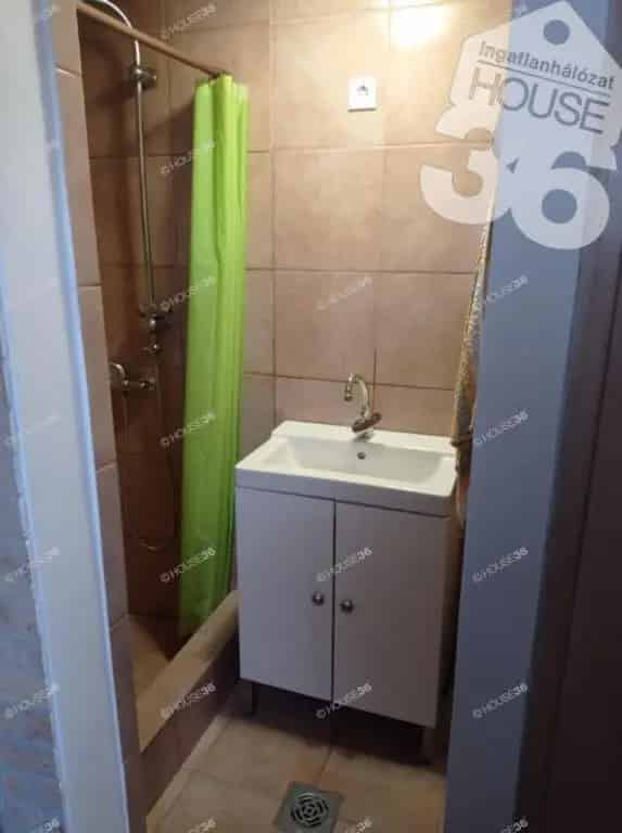 37 m2-es ház eladó Nagykőrösön medencével