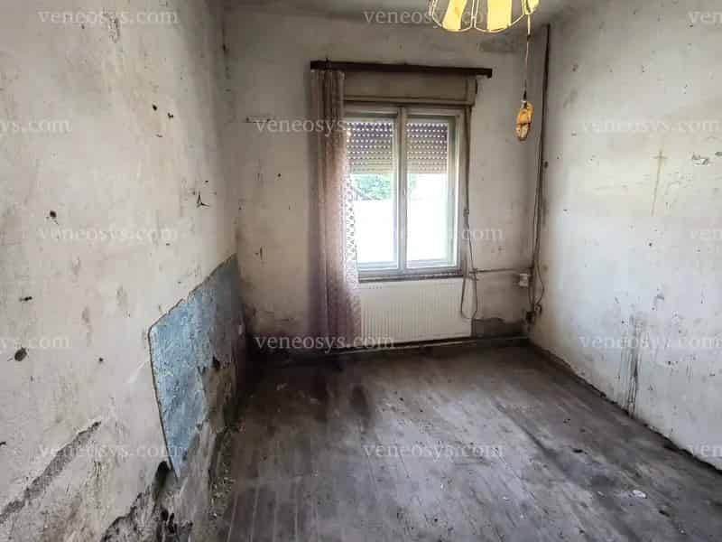 📣 Eladó Miskolc ‼️ Gyár utcában egy 62  m² 3 szobás felújítandó családi ház 605 m² telken.