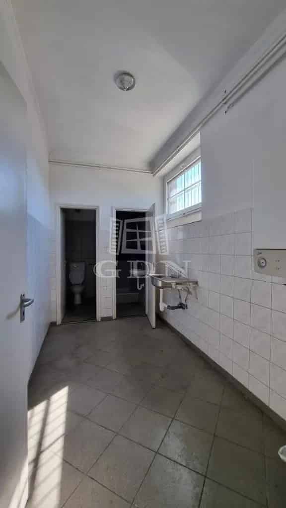 295m2 Raktár Kereskedelmi Ingatlan Kiadó Hadiárvában