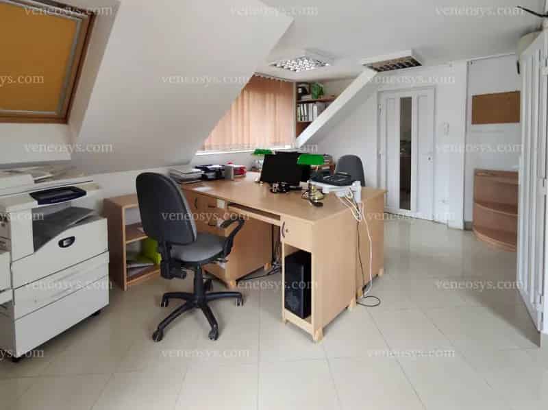 Pakson, a Tolnai úton KIADÓ egy 60 m2-es  iroda