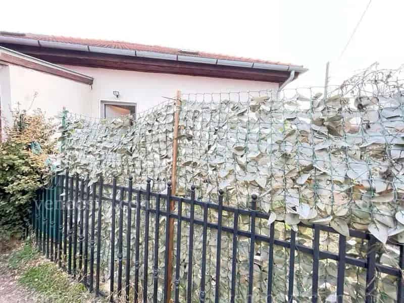 Szigethalom Dunapart városrész közkedvelt részén, a Ráckevei - Soroksári Duna közelében eladó egy 45 m2 lakóterületű nappali + 2 lakószobás kétszintes lakás.