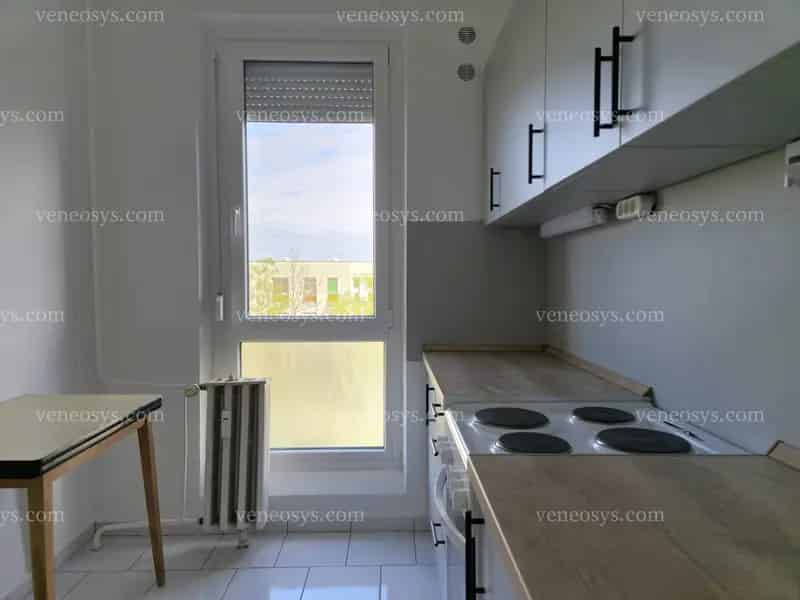 KIADÓ Szekszárdon egy felújított, 4. emeleti, 40 m2-es, 1,5 szobás lakás!