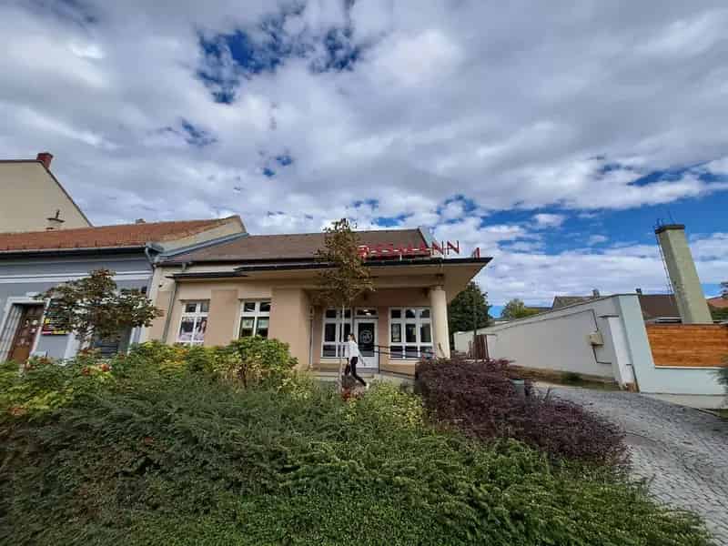 Eladó bérbeadott üzlethelyiség a Sümegi vár alatt