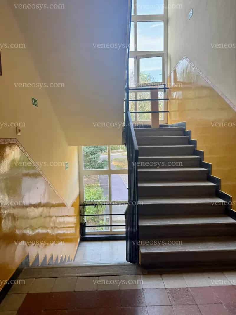 BALATONFŰZFŐ-GYÁRTELEP! Azonnal költözhető,  2 szoba + étkezős,  első emeleti, ERKÉLYES lakás, parkra néző kilátással!