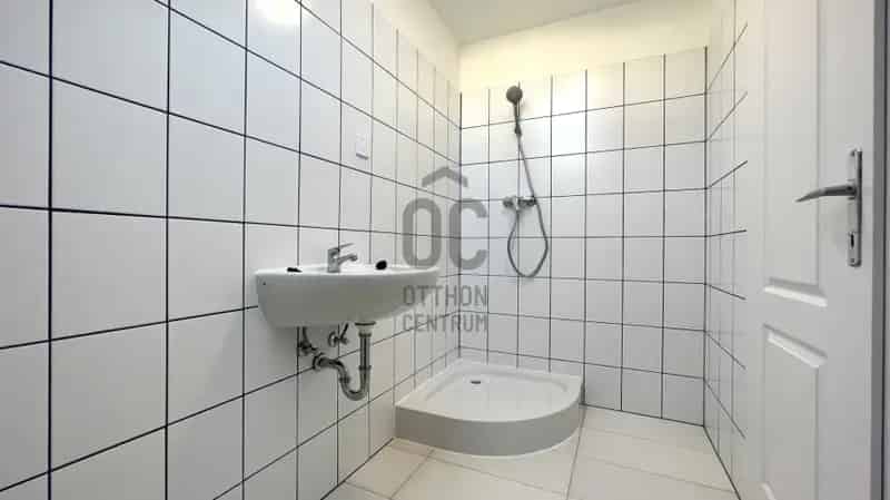 Szekszárdi eladó üzlethelyiség apartmanokkal