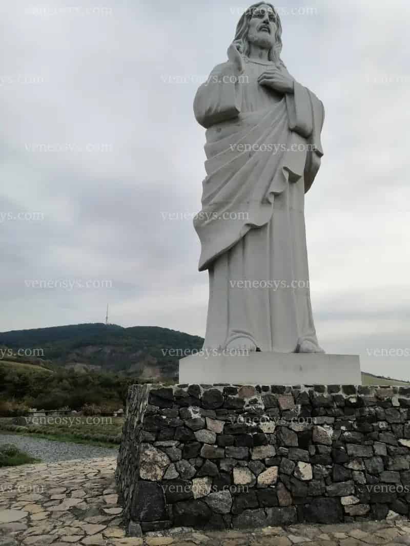 Eladó telek Tarcal szívében az Áldó Kriszus szobor közelében .