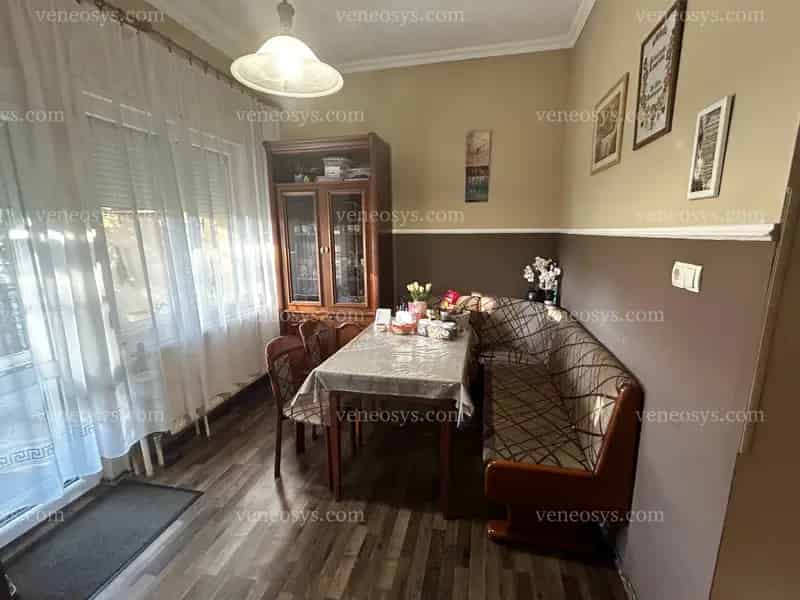 Encsen az Erkel Ferenc utcában eladó egy eltolt szintes 5 szobás családiház!