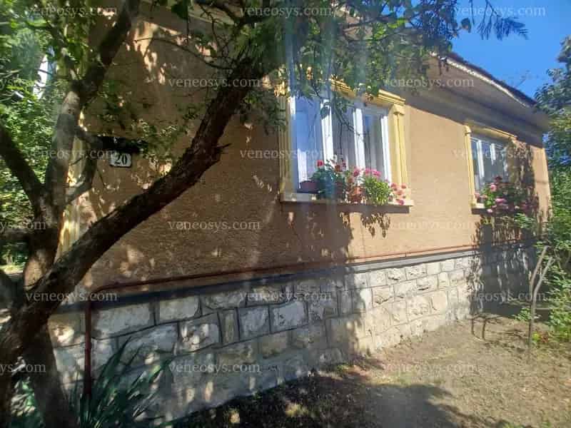 🏡 Komjáti gyöngyszeme – tágas kétgenerációs családi ház eladó!