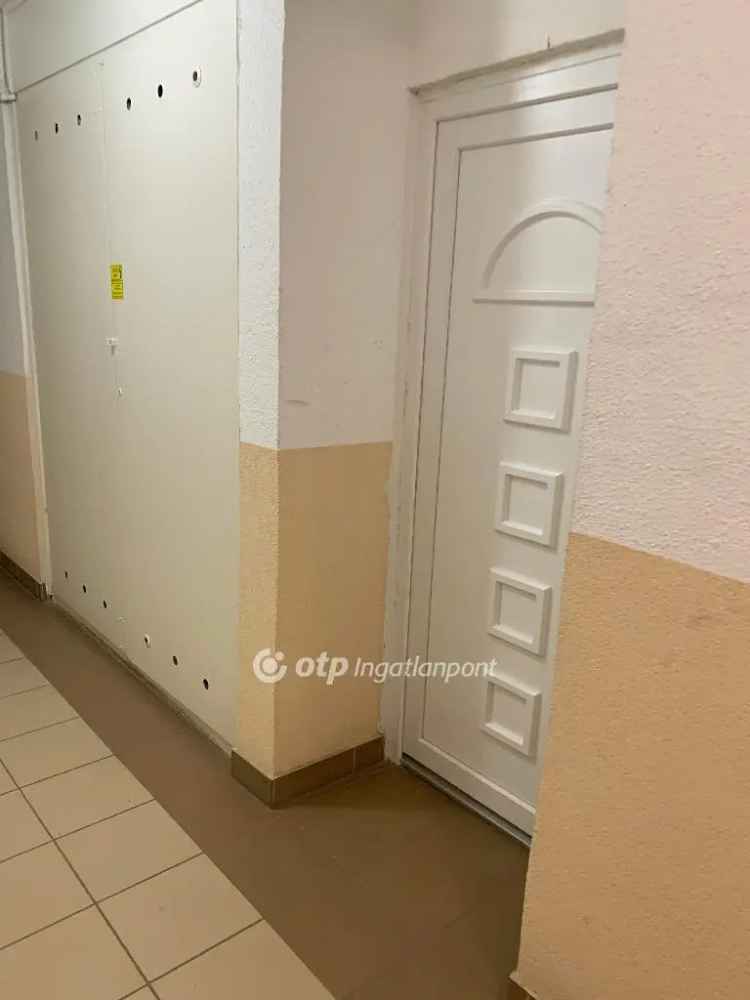 Eger 61 nm-es felújított lakás eladó