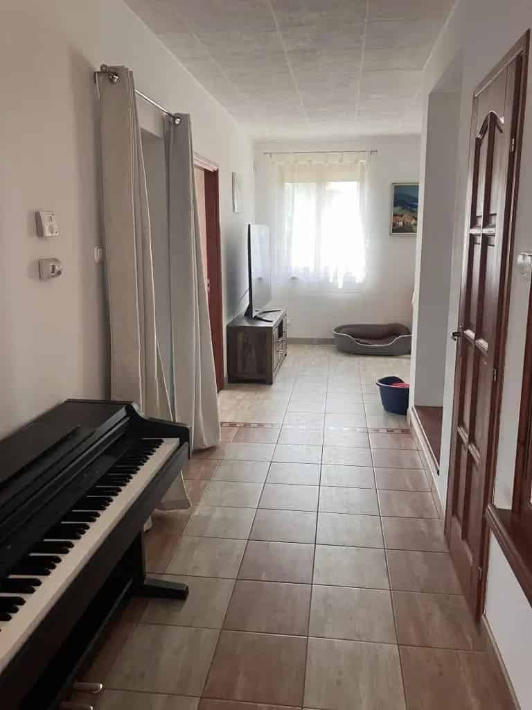 Ház Kiadó , Dunaújvárosi járás, Dunántúl