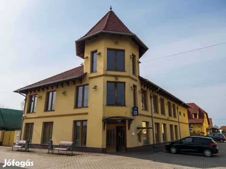Eladó Jászszentlászló központjában egy 2 szintes üzlethelyiség - Jászszentlászló, Iroda, üzlethelyiség, ipari ingatlan - Jófogás Ingatlan