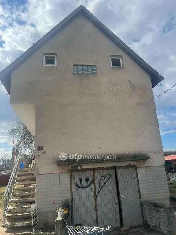 Nagykátai családi ház eladó - felújított, 2 szoba, garázs