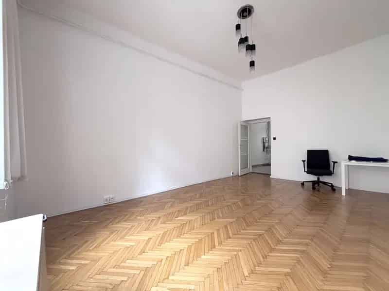A XI. kerületben,a Bartók Béla út és a Ménesi út sarkán eladó egy 3. emeleti, 1 szobás polgári lakás