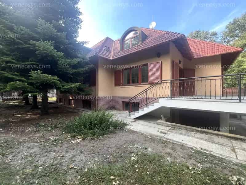 LEÁNYFALUN, MESÉS KÖRNYEZETBEN, ELADÓ EGY 385 M2-ES, 3 SZINTES CSALÁDI HÁZ AZ ERDŐ SZOMSZÉDSÁGÁBAN