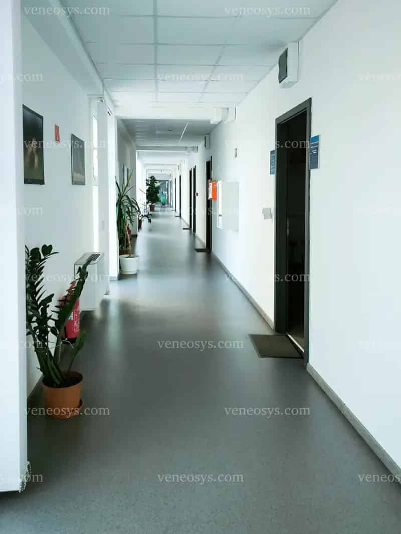 Pakson kiadó 18db irodahelyiség tárgyalókkal